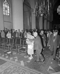 881057 Afbeelding van de aankomst van Koningin Juliana in de St. Catharinakerk (Lange Nieuwstraat 36) te Utrecht, ter ...